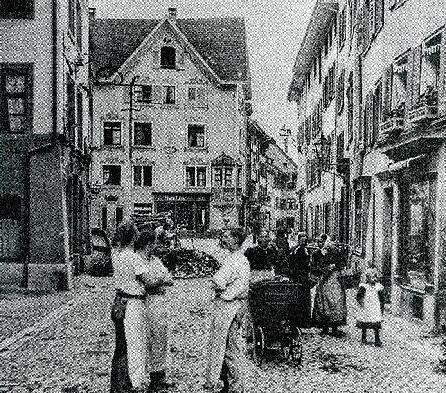 Die Rheinbrückstraße Anfang des 20. Jahrhunderts. Die Straße trug im vorigen Jahrhundert zwei Namen und hieß von der Rheinbrücke bis zum ...