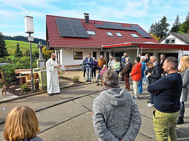 Pfarrer Klaus Käfer segnet das Kreuz im Rahmen einer kleinen Andacht. Neben der Familie von Berthold Hettich nehmen etliche Bewohner des ...
