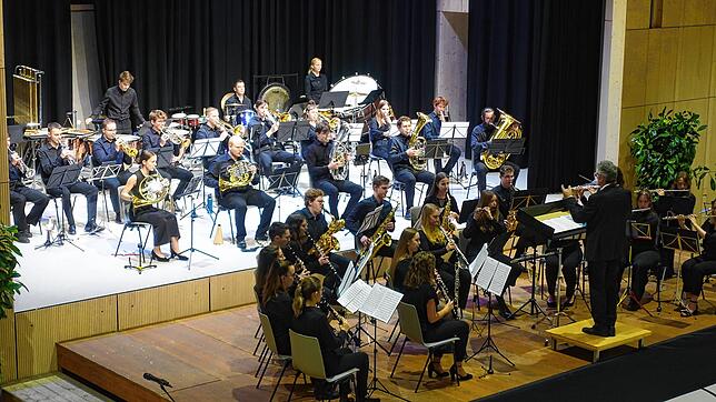 Blick von der Empore ins Orchester. Das Verbandsjugendblasorchester (VJBO) begeistert das Publikum in der Markolfhalle mit einem ...
