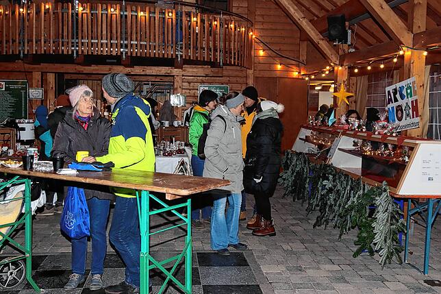 Bild 8: Gesang und Glühweinduft vor der Kirnachmühle: Der Unterkirnacher Weihnachtsmarkt lädt zum Verweilen