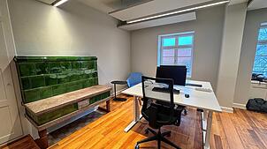 Im Coworking-Bereich trifft moderne Technik auf alte Bausubstanz. Bilder: Sandra Holzwarth