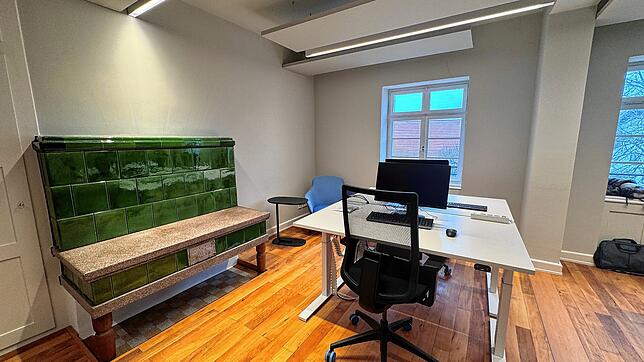 Im Coworking-Bereich trifft moderne Technik auf alte Bausubstanz. Bilder: Sandra Holzwarth