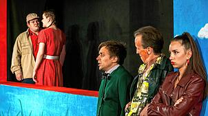 Nikkel Schüler, Carla Striewe, Julius Barner, Elmar F. Kühling, Magdalena Herzberg (von links) in der Sommertheater-Inszenierung des ...