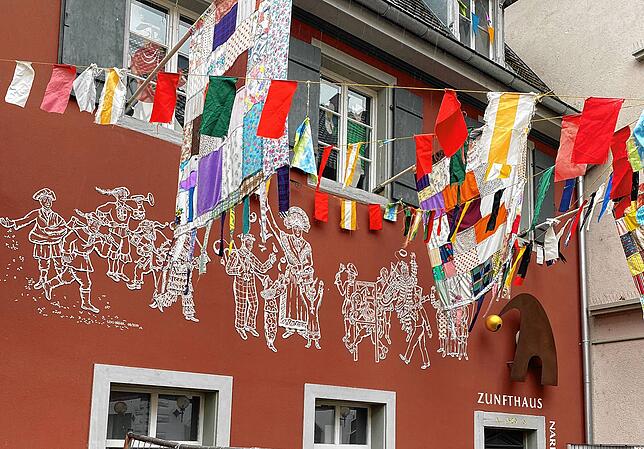 Zunfthaus mit Bändel: Auf privatem Gelände dürfen sie hängen.