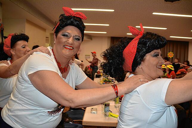 Bild 25: Rund 200 Frauen feiern im katholischen Pfarrsaal ausgelassen Fasnet