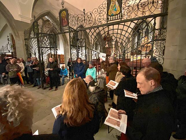 Im Vorraum des Radolfzeller Münsters gedenken rund 80 Besucherinnen und Besucher den Opfern des Holocaust.