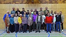 Die längjährigen Mitglieder werden bei der Hauptversammlung des Turnvereins für bis zu 75-jährige Mitgliedschaft von Vorsitzendem ...