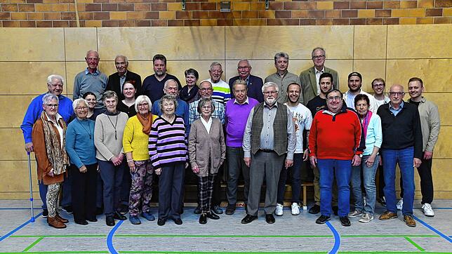 Die längjährigen Mitglieder werden bei der Hauptversammlung des Turnvereins für bis zu 75-jährige Mitgliedschaft von Vorsitzendem ...