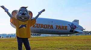 Parkmaskottchen Ed Euromaus vor dem Zeppelin, der für den Europa-Park wirbt. Bald fliegt er in Rust.