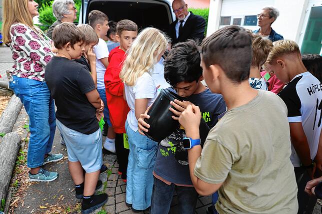Beim Besuch des Bestatters konnten die Schüler mal eine Urne in die Hand nehmen und ganz genau untersuchen.