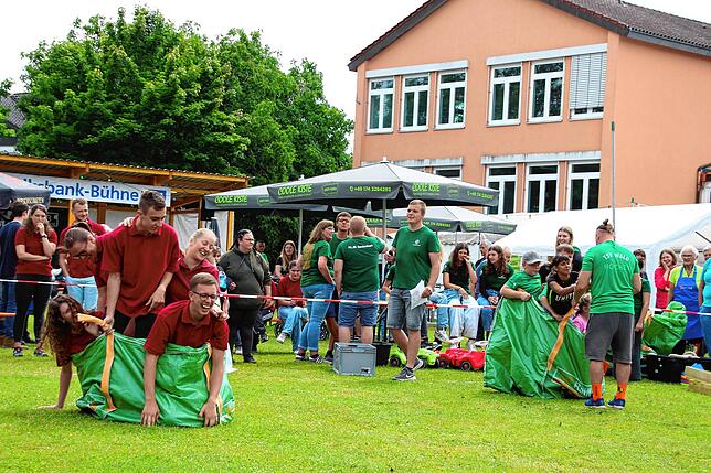 Beim Gauditurnier müssen die Teilnehmerinnen und Teilnehmer unter anderem gemeinsam in großen Säcken hüpfen – und dabei den richtigen ...