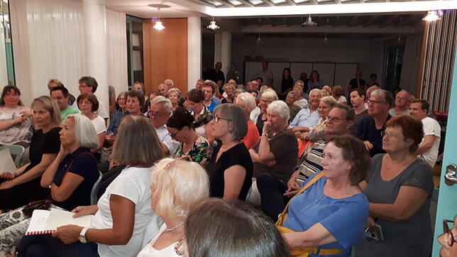 Voller Saal bei der selbst organisierten Bürgerversammlung: Bürger fürchten beim Bau eines Hotels starke Einschnitte rund um den ...