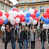 Vor der Eröffnung des Herbstfests werden Ballons verteilt, natürlich in Blau-Weiss-Rot. (von links: Miriam Doering, Nadine Krejczier, ...