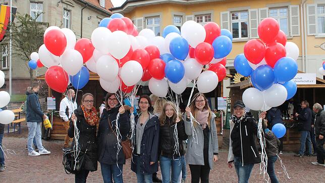 Vor der Eröffnung des Herbstfests werden Ballons verteilt, natürlich in Blau-Weiss-Rot. (von links: Miriam Doering, Nadine Krejczier, ...