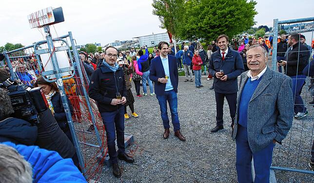 Feststimmung bei der Wiedereröffnung in Konstanz vor großem Publikum: Oberbürgermeister Uli Burchardt, Bundestagsabgeordneter Andreas ...