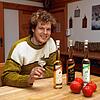 Zum Wohl: Benjamin Fuchs hat sich zum Edelbrandsommelier ausbilden lassen. Er liebt die akademische Herangehensweise an das ...