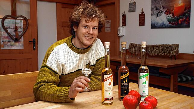 Zum Wohl: Benjamin Fuchs hat sich zum Edelbrandsommelier ausbilden lassen. Er liebt die akademische Herangehensweise an das ...