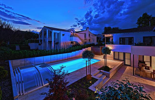 Beleuchtet und überdacht – diesen Pool hat die Firma Sorg einem Kunden in Ravensburg in den Garten gebaut.