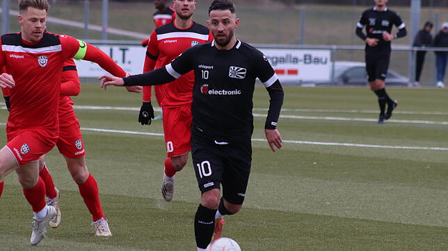 Bleibt dem FC 08 Villingen erhalten: Erich Sautner (am Ball).