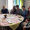 Verwaltungsleiterin Petra Leising (l.) und Ihor Melnyk (r.), der in Litzelstetten wohnt, mit den Ukrainerinnen, die in den ...