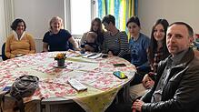 Verwaltungsleiterin Petra Leising (l.) und Ihor Melnyk (r.), der in Litzelstetten wohnt, mit den Ukrainerinnen, die in den ...