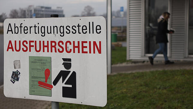 Sollen mit Einführung der seit langem geplanten Ausfuhr-App der Vergangenheit angehören: grüne Zettel und Stempel vom Zoll.