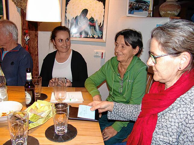 Die Teamsitzungen sind nicht nur Arbeitstreffen, sondern auch gesellige Runden. Hier Miriam Lohr, Monika Halfmann und Ulrike Sick.