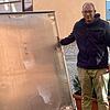 Der Eventkeller wird derzeit von einer Vandalismuswelle heimgesucht. Betreiber Tobias Paganini steht vor dem beschädigten Schild. Das ...
