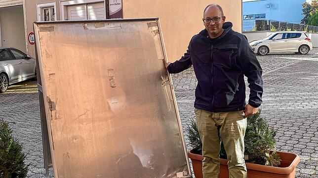Der Eventkeller wird derzeit von einer Vandalismuswelle heimgesucht. Betreiber Tobias Paganini steht vor dem beschädigten Schild. Das ...