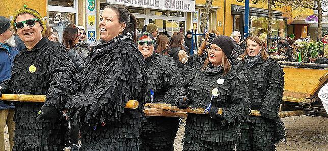 Bild 25: Der Montagsumzug in Bad Dürrheim setzt den gutgelaunten Punkt unter die diesjährige Fasnet &ndash; Teil 2