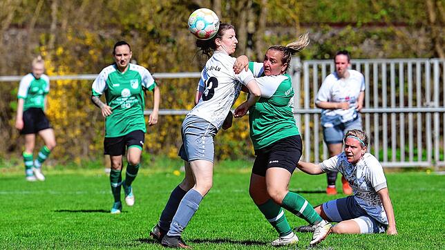 Myriam Lipp (Bildmitte/grünes Trikot) im Zweikampf! Die Torjägerin des BSV Nordstern Radolfzell weiß sich durchzusetzen.