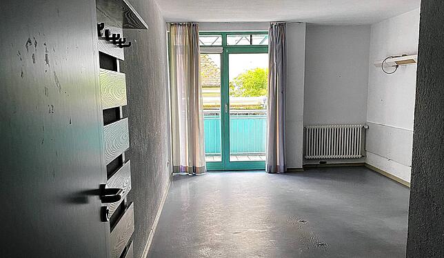 Blick in eines der ehemaligen Zimmer eines Pflegeheimbewohners. Hier sollen irgendwann einmal statt Senioren junge Fachkräfte wohnen.