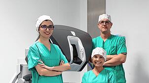 Chefärztin Emilia Wozniak (Mitte) und die Assistenzärzte Sanaa Gardi und Mirco Horchler an der Steuerkonsole des Da-Vinci-Roboters.