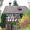 Das malerische Fachwerkhaus mit dem Glöckchen im Turm und dem Kreuz an der Fassade, das 1697 für den Wallfahrts-Mesner erbaut wurde, ...