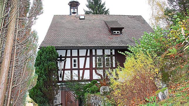 Das malerische Fachwerkhaus mit dem Glöckchen im Turm und dem Kreuz an der Fassade, das 1697 für den Wallfahrts-Mesner erbaut wurde, ...