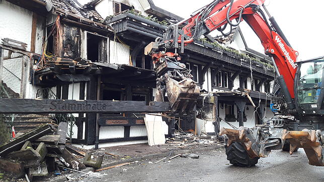Bild 2: Trümmerfeld, Anteilnahme und Blick nach vorne: Wie es nach dem verheerenden Brand in der „Traube Tonbach“ weitergeht