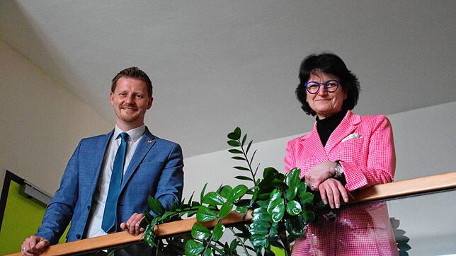 An der Balustrade im Obergeschoss des Rathauses: Oberbürgermeister Simon Gröger und Bürgermeisterin Monika Laule setzen im neuen ...