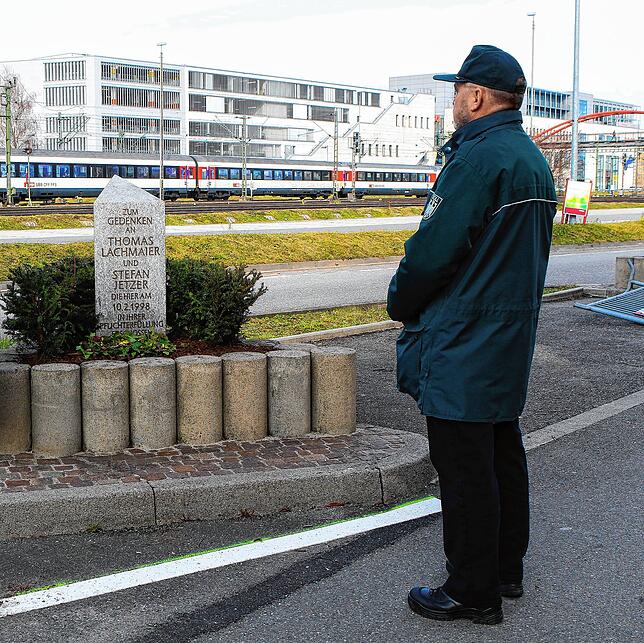Nikolaus Spießer steht vor dem Gedenkstein, der an die erschossenen Kollegen Thomas Lachmaier und Stefan Jetzer erinnert. Hier stand ...
