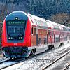 Ein Regionalzug mit Doppelstockwagen ist auf der Schwarzwaldbahn bei Villingen unterwegs: Seit November 2022 läuft der Zugverkehr wieder ...