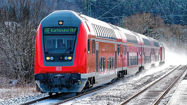 Ein Regionalzug mit Doppelstockwagen ist auf der Schwarzwaldbahn bei Villingen unterwegs: Seit November 2022 läuft der Zugverkehr wieder ...