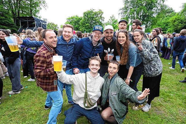 Bild 20: Los geht&lsquo;s &ndash; Fans und Mitarbeiter strömen auf das Festivalgelände