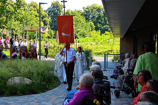 Auch die Trachtengruppe beteiligt sich traditionell an der Fronleichnamsprozession.