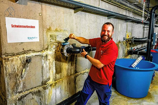 Wenn Betriebsleiter Timo Königsberger an diesem Absperrventil im Keller dreht, fließen in anderthalb Tagen 800.000 Liter Wasser aus dem ...