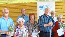 Reiner Neumeister vom VdK-Bezirksverband und Ortsverbandschef Winfried Riegelsberger (hintere Reihe von links) haben die Ehrungen der ...
