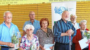 Reiner Neumeister vom VdK-Bezirksverband und Ortsverbandschef Winfried Riegelsberger (hintere Reihe von links) haben die Ehrungen der ...