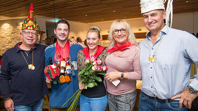 Mit Trinkbarem und Rosen treich beschenkt wurden Prinz Axel und Prinzessin Joana &bdquo;zum Volk&ldquo; verabschiedet. Narrenvater II ...