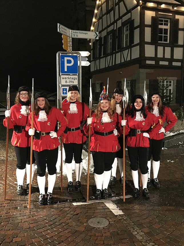 Die jungen Frauen der Tanzgarde in ihren Landsknechthosen mit der Hellebarde in der Hand.