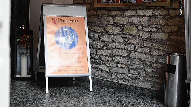 Bleibt vorerst stehen: Das Schild vor dem Restaurant Barbarossa, das auf die Maskenpflicht für Gäste hinweist.