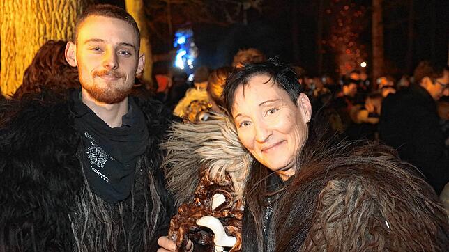 Bild 11: Konstanzer Fasnacht: Im Uniwald tanzen Narren und Mäschgerle am Feuer