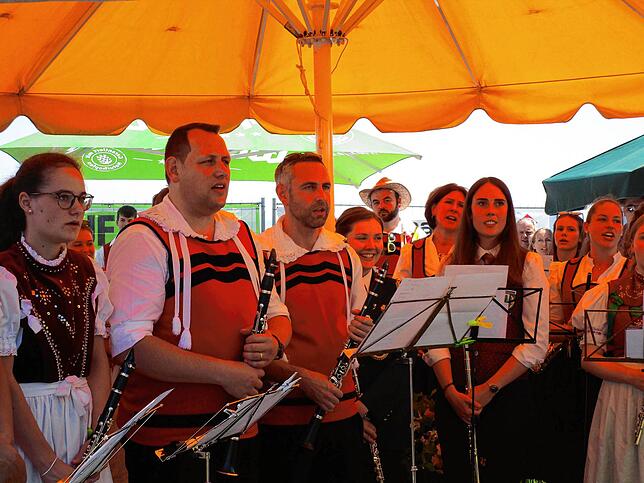 Auch Görwihls Bürgermeister Mike Biehler (dritter von links) singt in Tracht das Badnerlied.